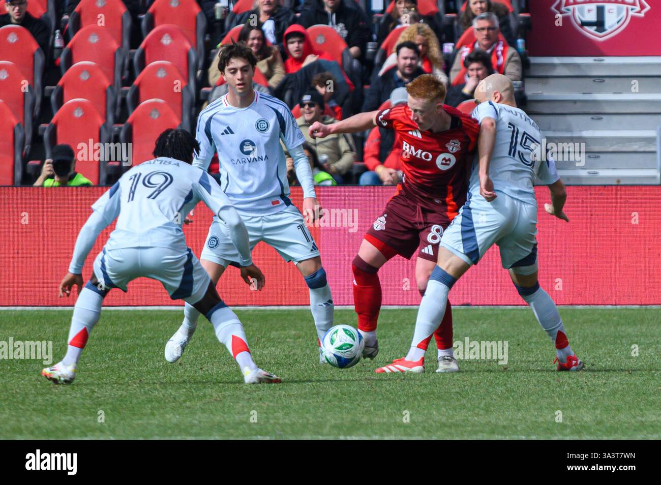 Toronto, ON, Canada - 15 mars 2025 : #8 Matty Longstaff du Toronto FC se bat pour la possession contre les joueurs du Chicago Fire FC lors d'un match en MLS au BM Banque D'Images Toronto, ON, Canada - 15 mars 2025 : #8 Matty Longstaff du Toronto FC se bat pour la possession contre les joueurs du Chicago Fire FC lors d'un match en MLS au BM Banque D'Images