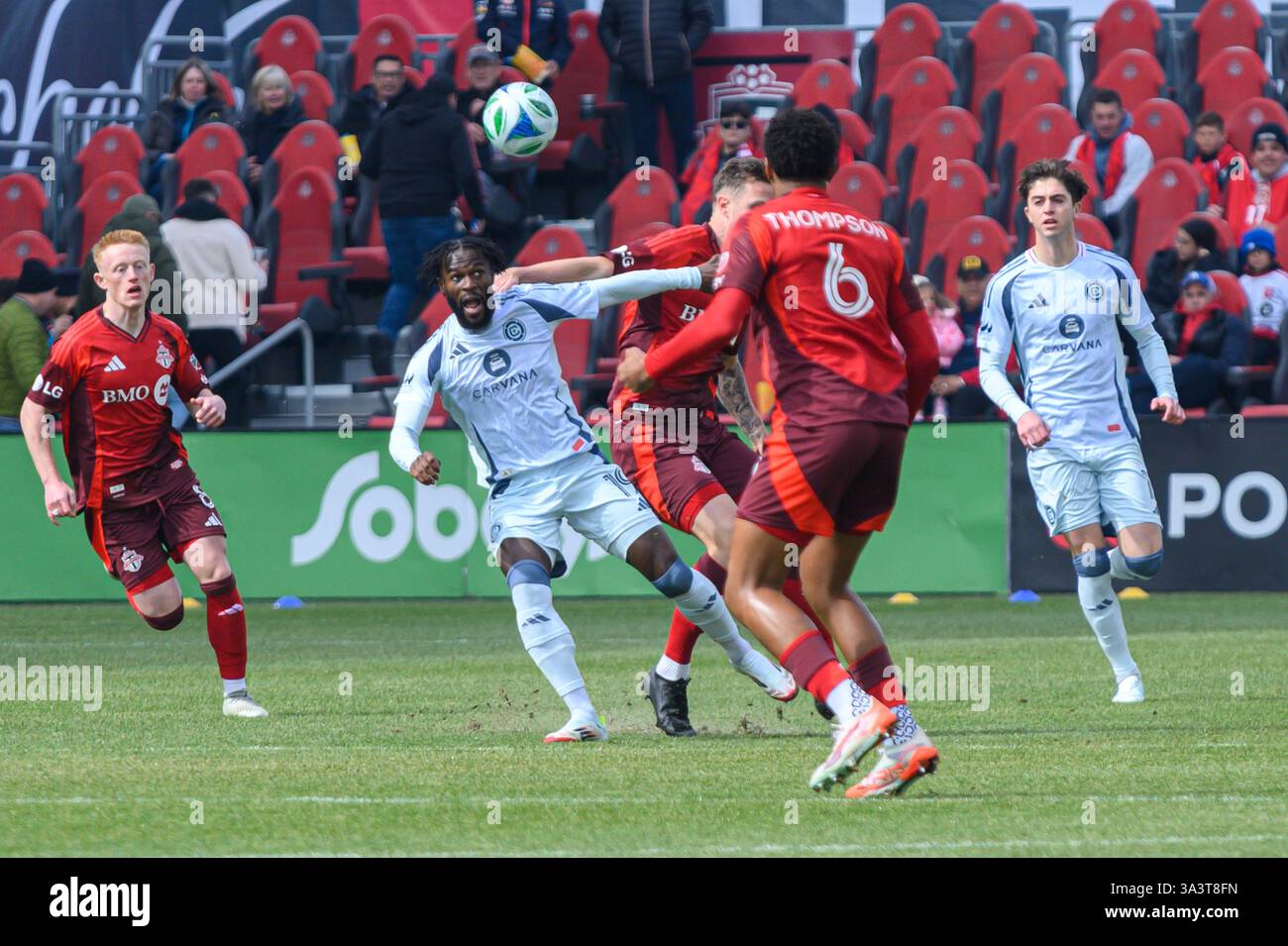 Toronto, ON, Canada - 15 mars 2025 : #19 Jonathan Bamba du Chicago Fire FC combat pour le ballon contre Toronto FC Defenders lors d'un match en MLS au BM Banque D'Images Toronto, ON, Canada - 15 mars 2025 : #19 Jonathan Bamba du Chicago Fire FC combat pour le ballon contre Toronto FC Defenders lors d'un match en MLS au BM Banque D'Images