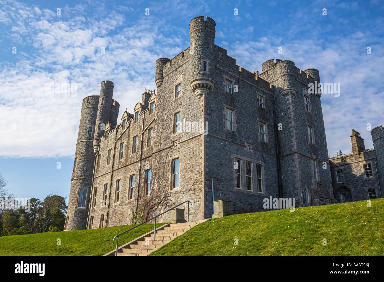 Conçu par l'architecte écossais William Burn, construit par la famille Annesley, le château écossais Baronial Castlewellan, dans le comté de Down, en Irlande du Nord Banque D'Images