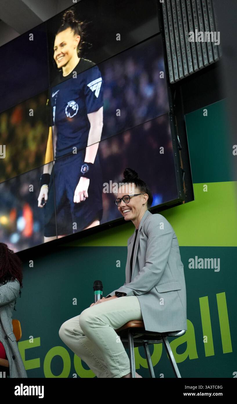 L'ancienne arbitre de football Rebecca Welch lors de sa cérémonie d'intronisation au Hall of Fame au National Football Museum de Londres. Date de la photo : mardi 12 novembre 2024. Banque D'Images