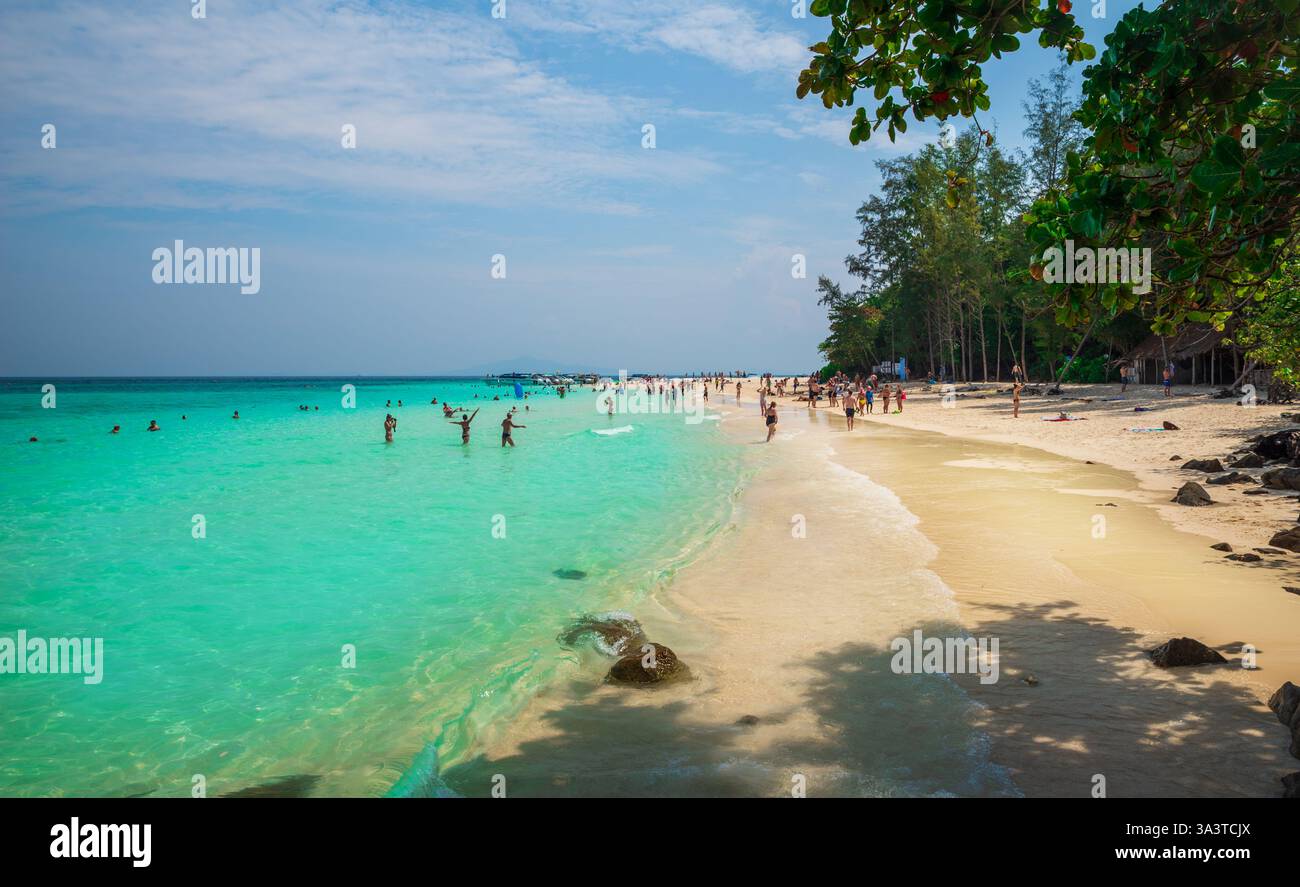 Bamboo Island, Thaïlande - 18 janvier 2025 : un paradis tropical avec des eaux turquoises cristallines, une plage de sable doré et une végétation luxuriante sous un soleil Banque D'Images