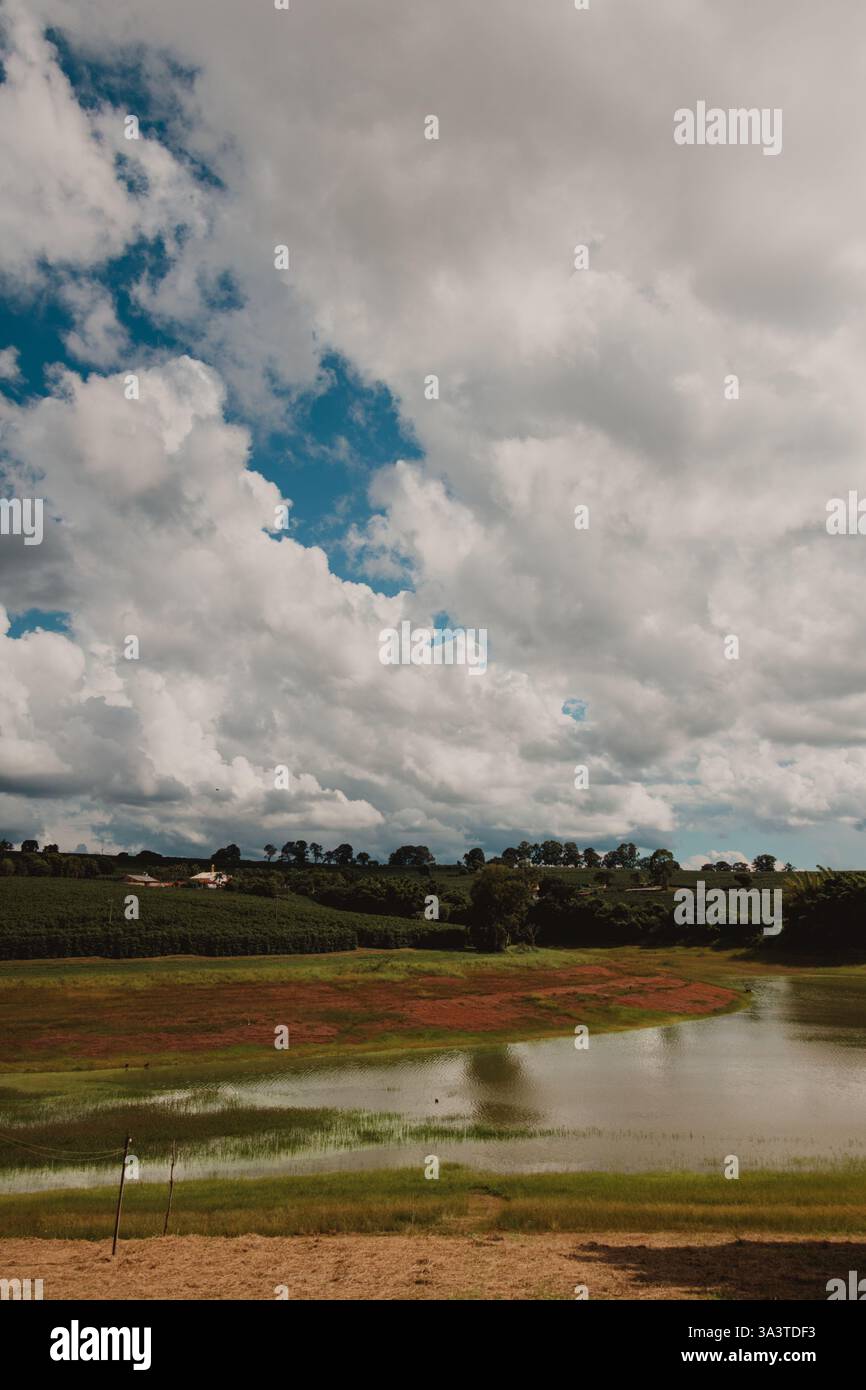 Nature paysage avec eau et nuages Banque D'Images