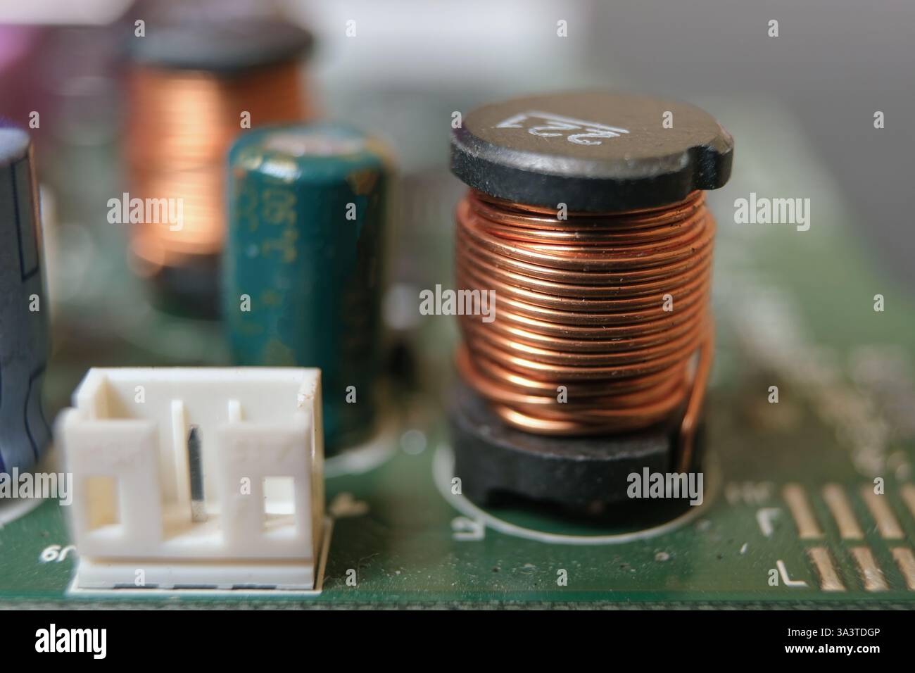 Composants électromagnétiques fabriqués à partir d'un élément en cuivre sur un circuit électronique. Banque D'Images