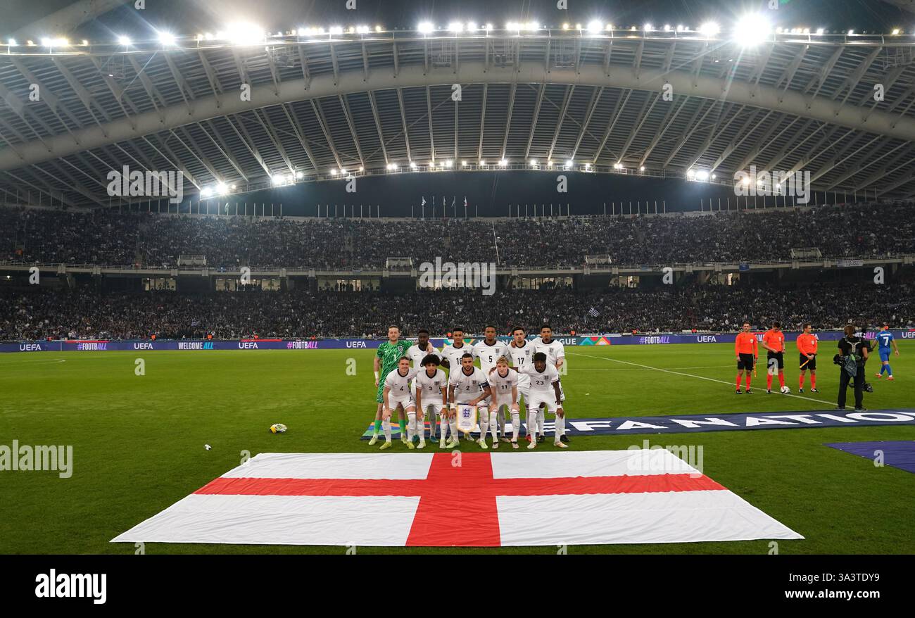 Les joueurs de l'Angleterre s'alignent, de retour de gauche à droite, Jordan Pickford, Marc Guehi, Ollie Watkins, Ezri Konsa, Curtis Jones et Jude Bellingham, première rangée à gauche, Conor Gallagher, Rico Lewis, Kyle Walker, Anthony Gordon et Noni Madueke avant le match du Groupe B2 de la Ligue des Nations de l'UEFA au stade olympique d'Athènes en Grèce. Date de la photo : jeudi 14 novembre 2024. Banque D'Images