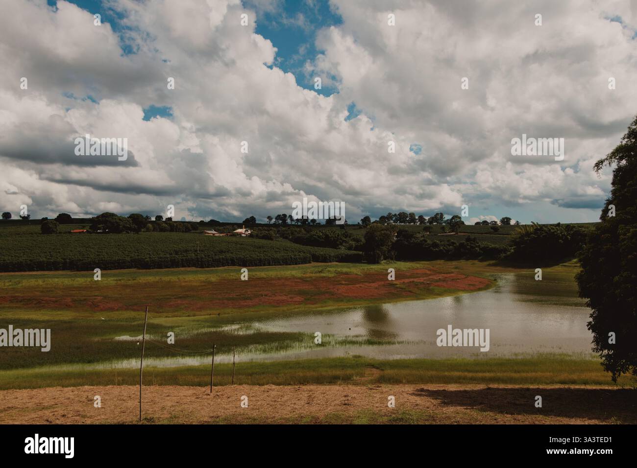 Paysage serein avec eau et nuages Banque D'Images