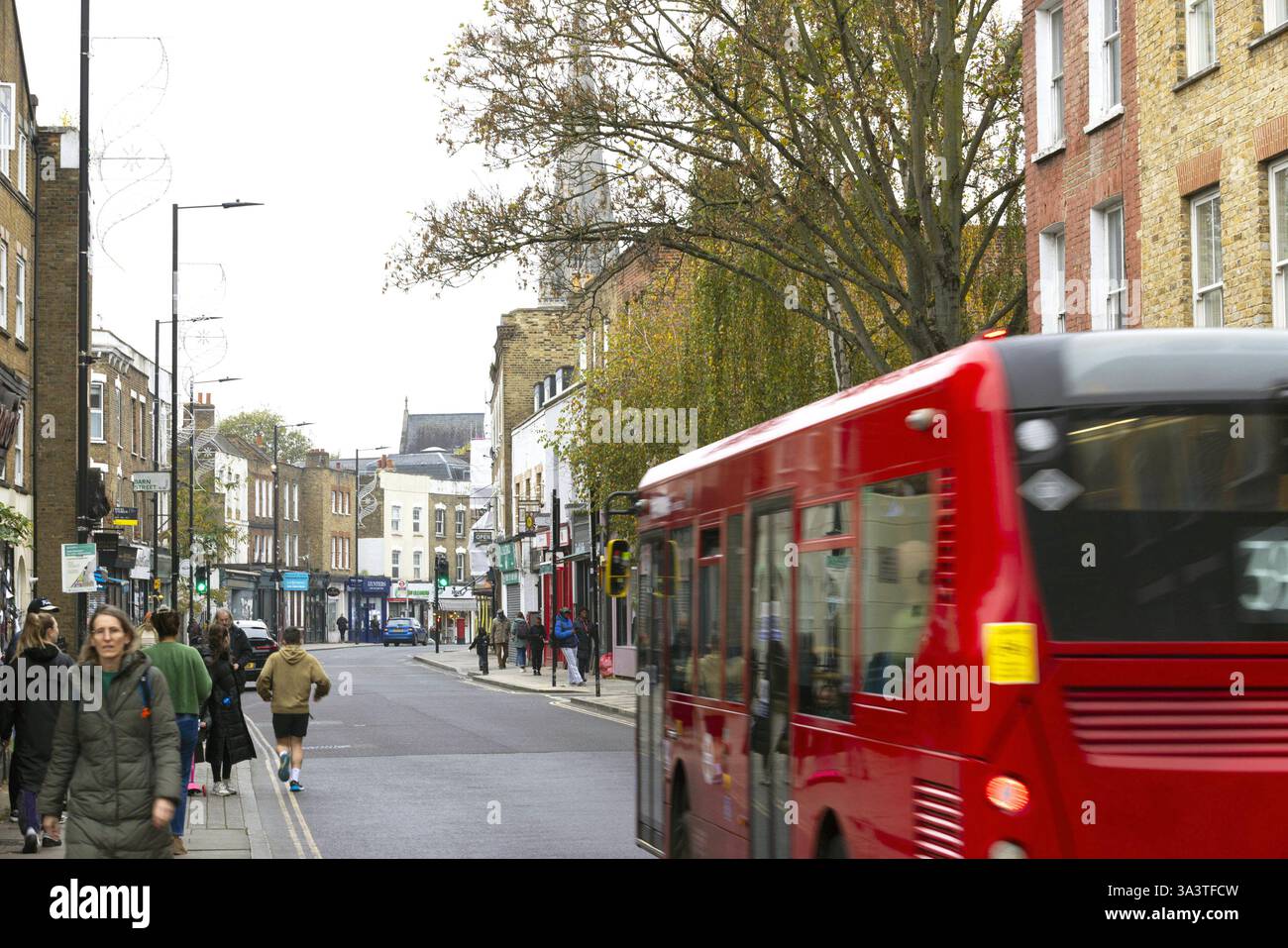 EMBARGO JUSQU'À 0001 MARDI 19 NOVEMBRE USAGE ÉDITORIAL UNIQUEMENT vues générales de Stoke Newington Church Street à Hackney, Londres, qui a été révélé comme l'un des 10 principaux points chauds du Royaume-Uni pour les entreprises indépendantes dans les recherches menées par American Express Shop Small, soulignant le rôle précieux des petites entreprises dans leurs communautés locales. Date d'émission : mardi 19 novembre 2024. Banque D'Images