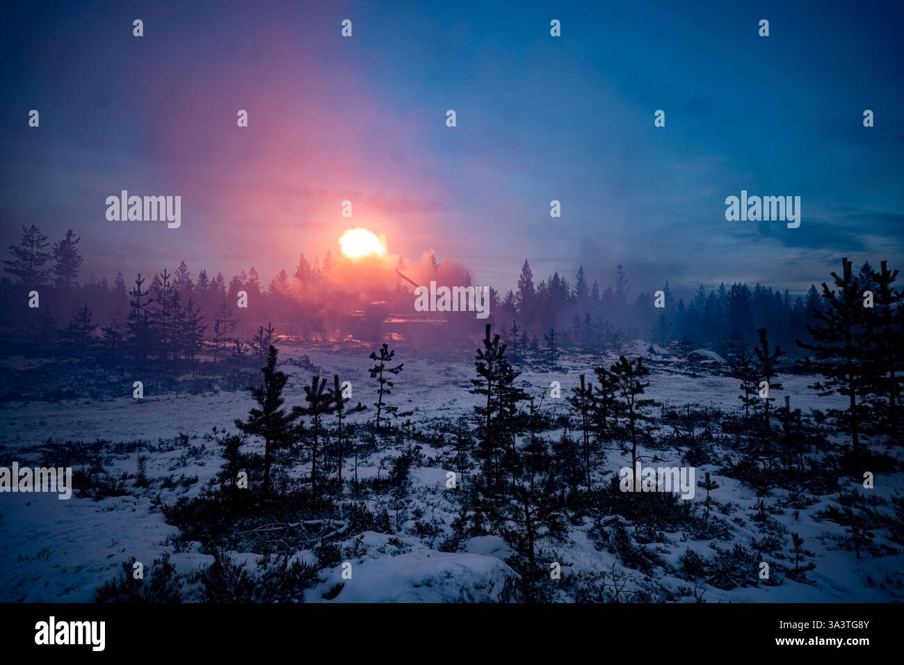 Un éclair de bouche allume le nouvel obusier mobile Archer de l'armée britannique alors qu'il tire, alors que les soldats de l'armée britannique prennent part à l'entraînement près de Rovaniemi dans le cercle arctique, en Finlande. Date de la photo : mardi 19 novembre 2024. Banque D'Images