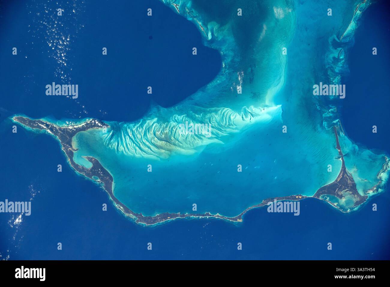 ISS - 28 février 2025 - Eleuthera, un État insulaire qui fait partie de l'archipel des Bahamas, est photographié dans l'océan Atlantique dans l'International Banque D'Images