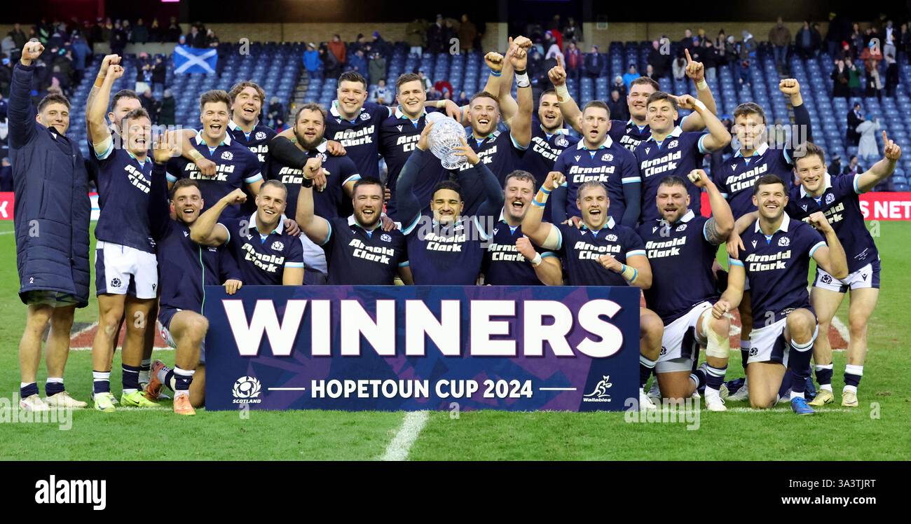 Les joueurs écossais célèbrent sur le terrain après avoir remporté la Coupe Hopetoun après avoir battu l'Australie après le match international d'automne au Scottish Gas Murrayfield Stadium, à Édimbourg. Date de la photo : dimanche 24 novembre 2024. Photo PA. Voir l'histoire de PA RUGBYU Écosse. Le crédit photo devrait se lire : Steve Welsh/PA Wire. Banque D'Images