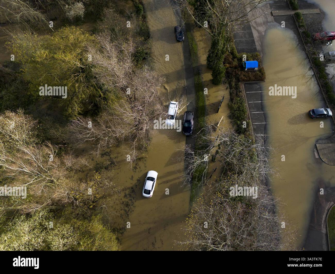 Une voiture traverse les eaux de crue au Billing Aquadrome dans le Northamptonshire. La tempête Bert continuera d'entraîner des perturbations lundi après des pluies torrentielles qui ont provoqué des inondations « dévastatrices » au cours du week-end. Date de la photo : lundi 25 novembre 2024. Banque D'Images