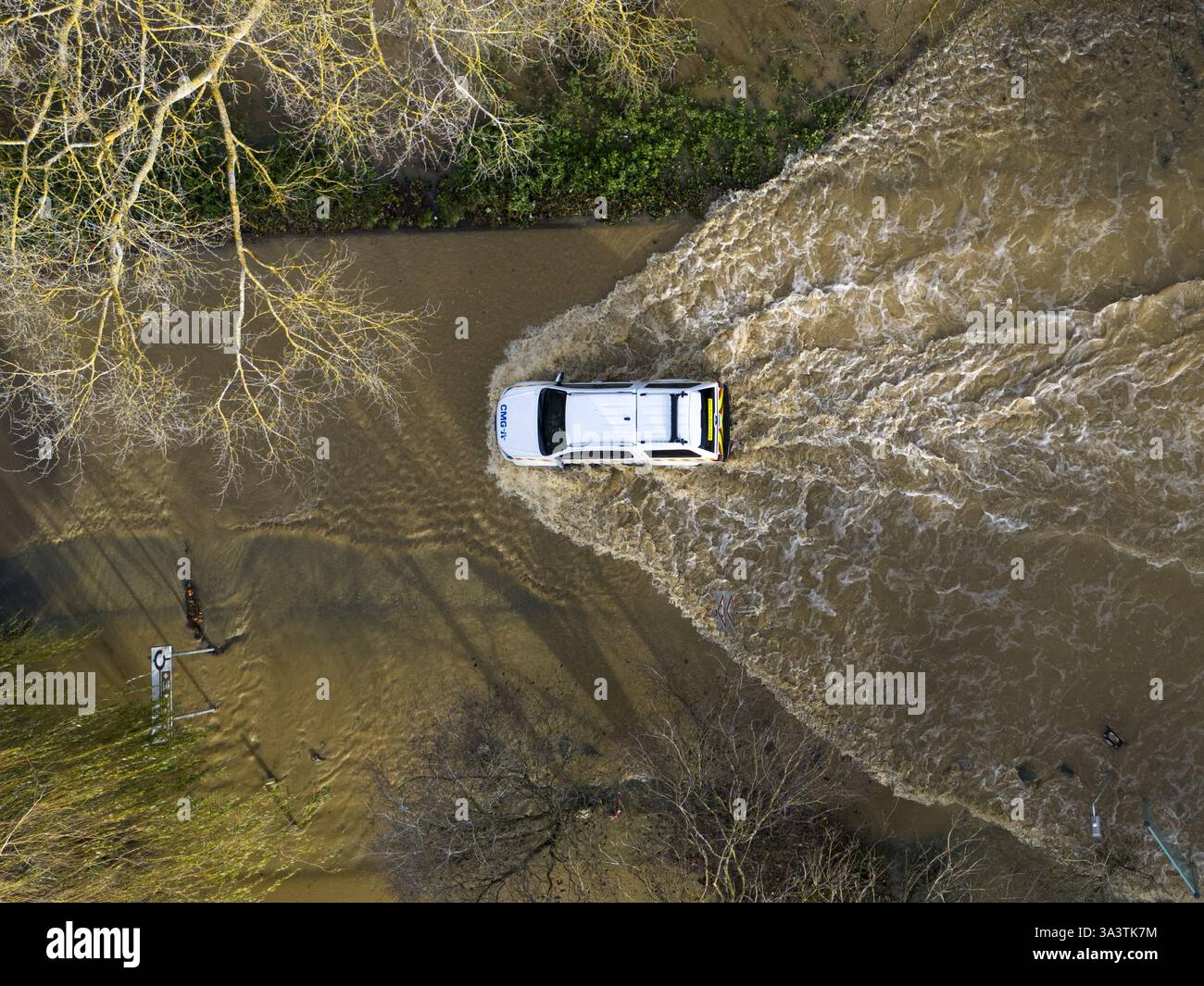 Une voiture traverse les eaux de crue au Billing Aquadrome dans le Northamptonshire. La tempête Bert continuera d'entraîner des perturbations lundi après des pluies torrentielles qui ont provoqué des inondations « dévastatrices » au cours du week-end. Date de la photo : lundi 25 novembre 2024. Banque D'Images