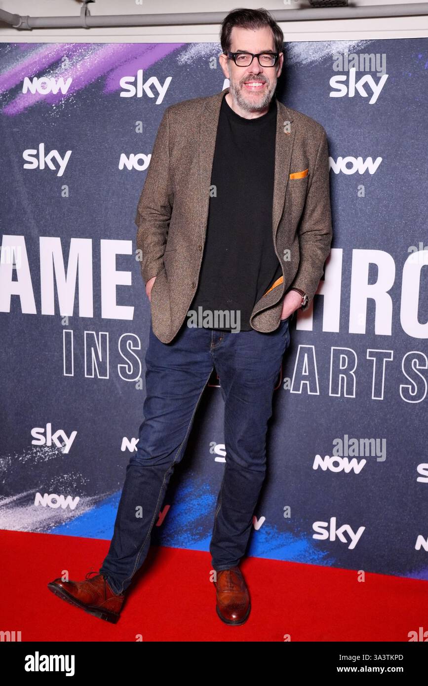 Richard Osman arrive pour la première mondiale du documentaire Sky Game of Throws : Inside Darts, à Picturehouse Central, au centre de Londres. Date de la photo : lundi 25 novembre 2024. Banque D'Images
