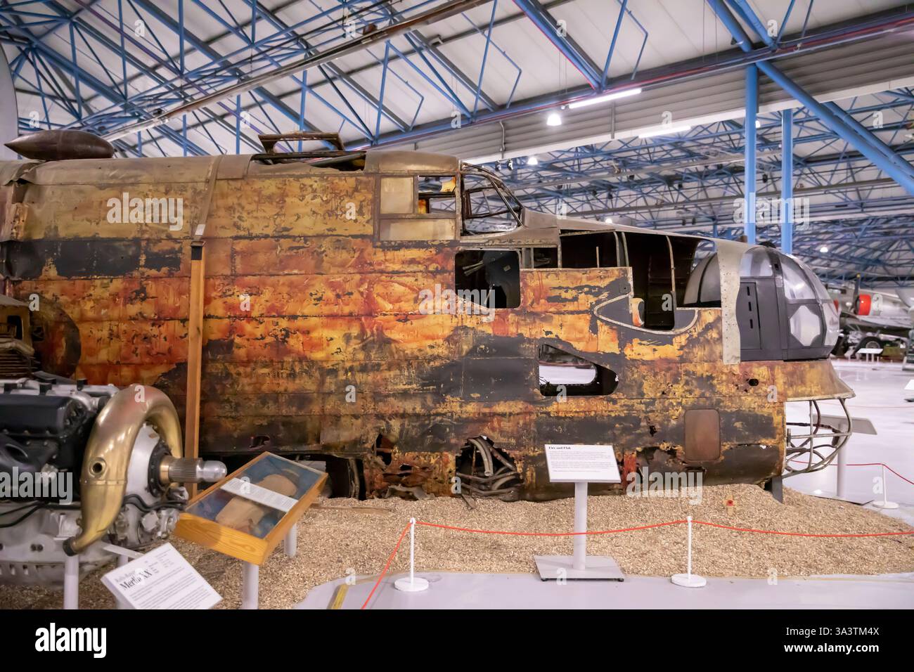Handley page Halifax Bomber RAF Museum Hendon, récupéré du lac Hocklingen Norvège par une équipe de plongée de la RAF en 1973. Banque D'Images