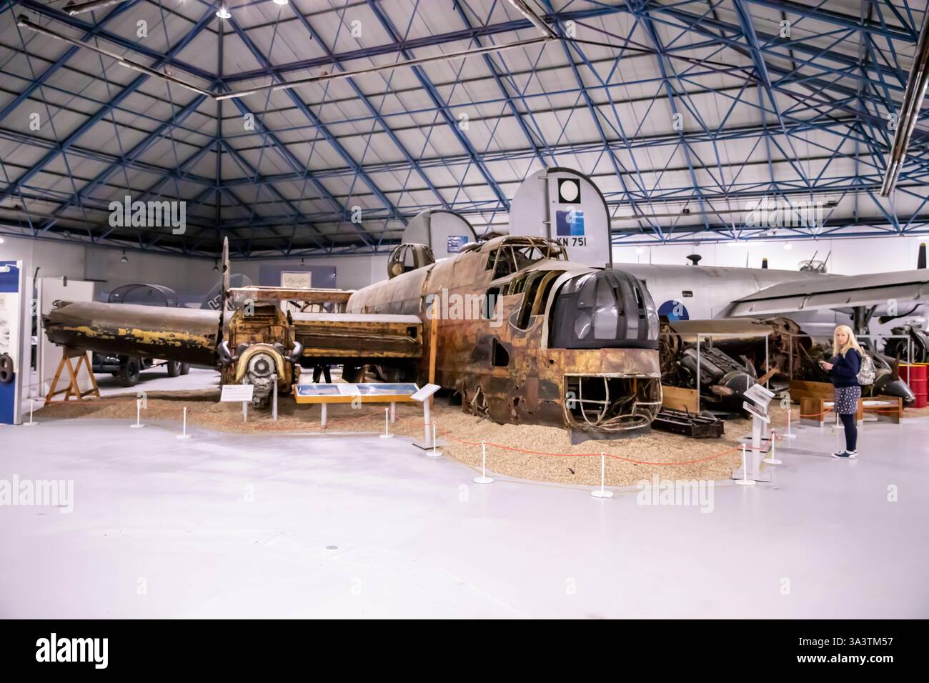 Handley page Halifax Bomber RAF Museum Hendon, récupéré du lac Hocklingen Norvège par une équipe de plongée de la RAF en 1973. Banque D'Images