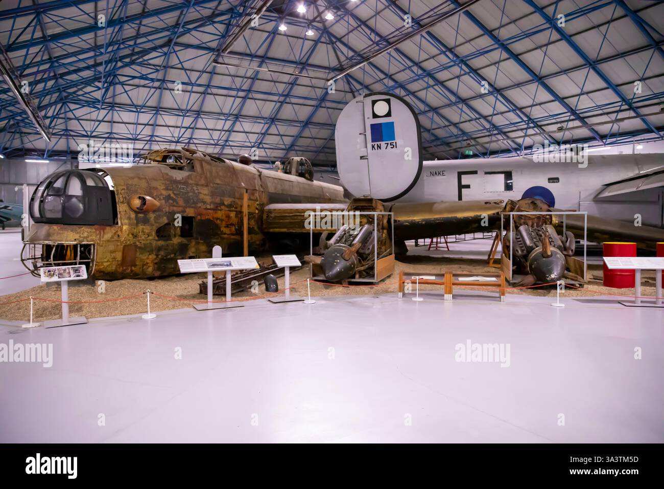 Handley page Halifax Bomber RAF Museum Hendon, récupéré du lac Hocklingen Norvège par une équipe de plongée de la RAF en 1973. Banque D'Images