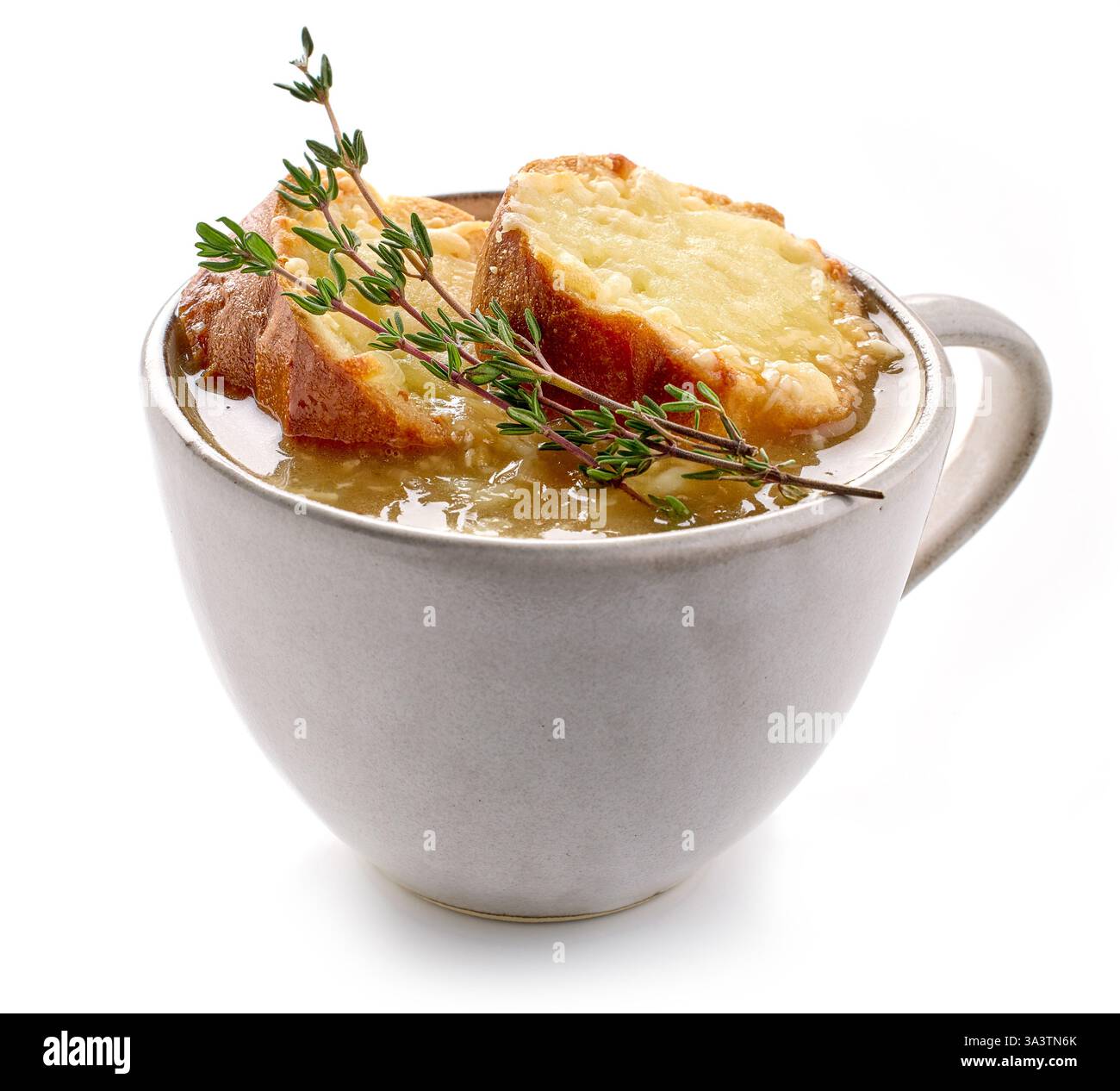 bol de soupe à l'oignon français avec des toasts au fromage et du thym isolé sur fond blanc Banque D'Images