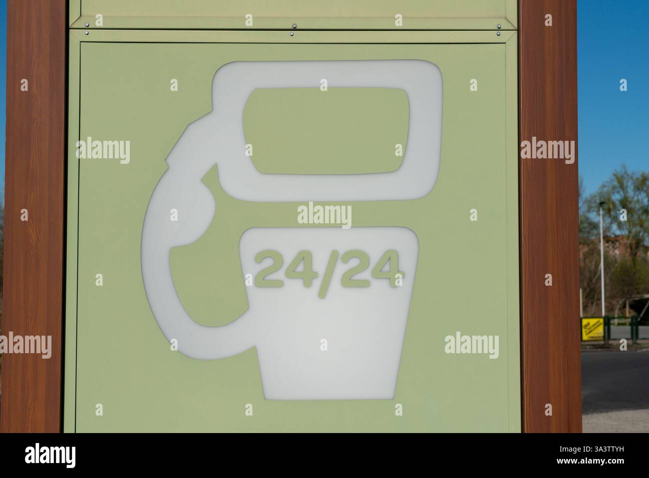 station-service ouverte 24 heures sur 24, station-service symbol au supermarché. Les centres commerciaux offrent des services et des offres sur le ravitaillement des voitures. actualités Banque D'Images