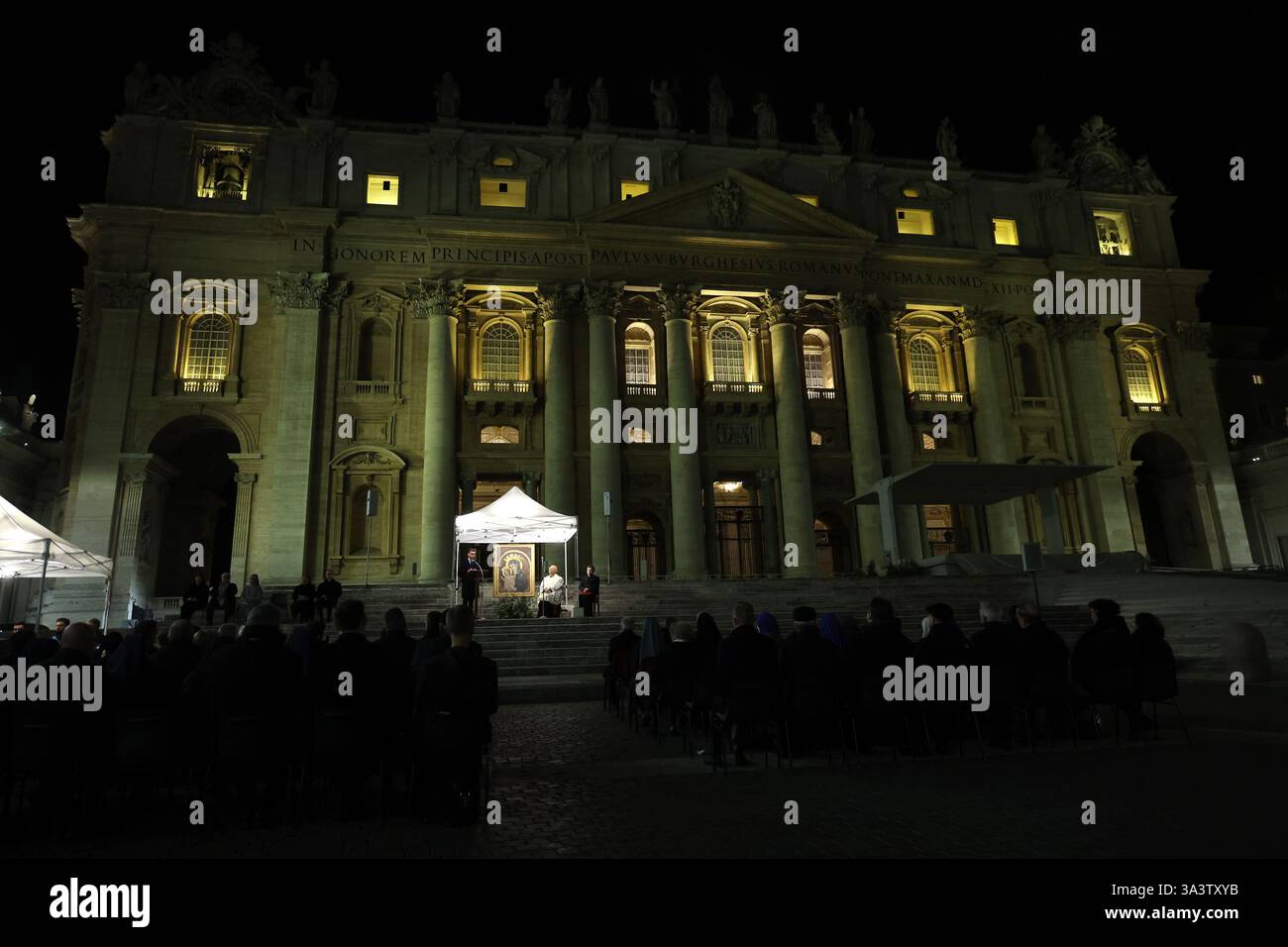 Cité du Vatican, Italie. 17 mars 2025. Cité du Vatican, Italie 17.03.2025, Cardinal Dominique Mamberti, Préfet du Tribunal suprême de la signature apostolique. Dirige la prière du Saint Rosaire pour le pape François sur la place devant la basilique de Pierre crédit : Agence photo indépendante/Alamy Live News Banque D'Images