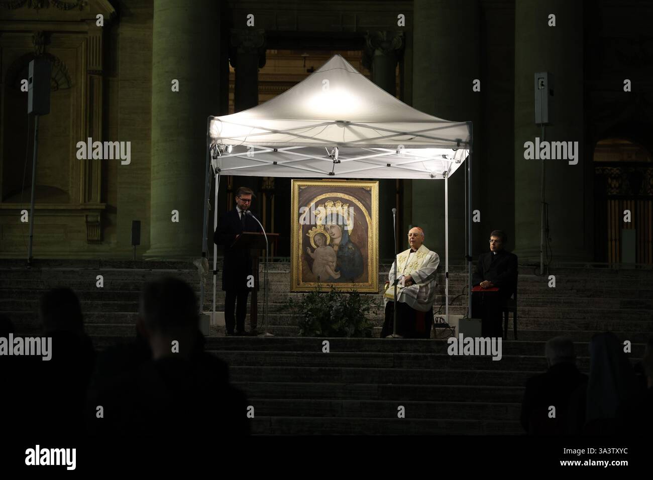 Cité du Vatican, Italie. 17 mars 2025. Cité du Vatican, Italie 17.03.2025, Cardinal Dominique Mamberti, Préfet du Tribunal suprême de la signature apostolique. Dirige la prière du Saint Rosaire pour le pape François sur la place devant la basilique de Pierre crédit : Agence photo indépendante/Alamy Live News Banque D'Images