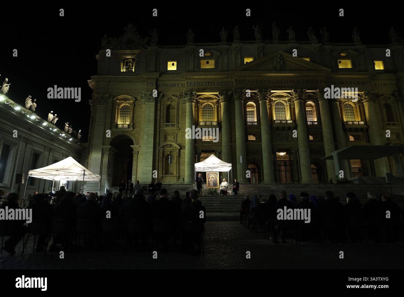 Cité du Vatican, Italie. 17 mars 2025. Cité du Vatican, Italie 17.03.2025, Cardinal Dominique Mamberti, Préfet du Tribunal suprême de la signature apostolique. Dirige la prière du Saint Rosaire pour le pape François sur la place devant la basilique de Pierre crédit : Agence photo indépendante/Alamy Live News Banque D'Images