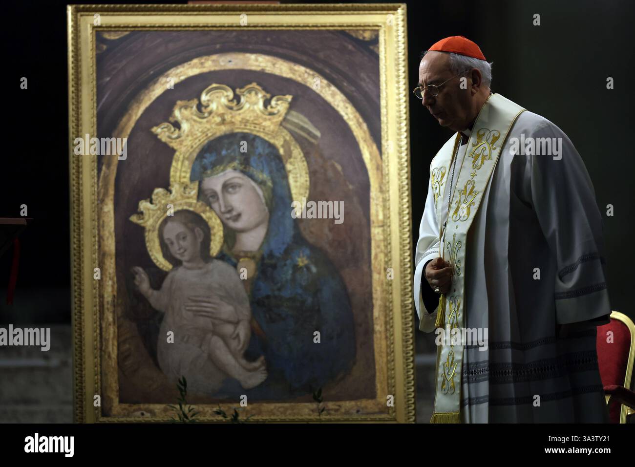 Cité du Vatican, Italie. 17 mars 2025. Cité du Vatican, Italie 17.03.2025, Cardinal Dominique Mamberti, Préfet du Tribunal suprême de la signature apostolique. Dirige la prière du Saint Rosaire pour le pape François sur la place devant la basilique de Pierre crédit : Agence photo indépendante/Alamy Live News Banque D'Images