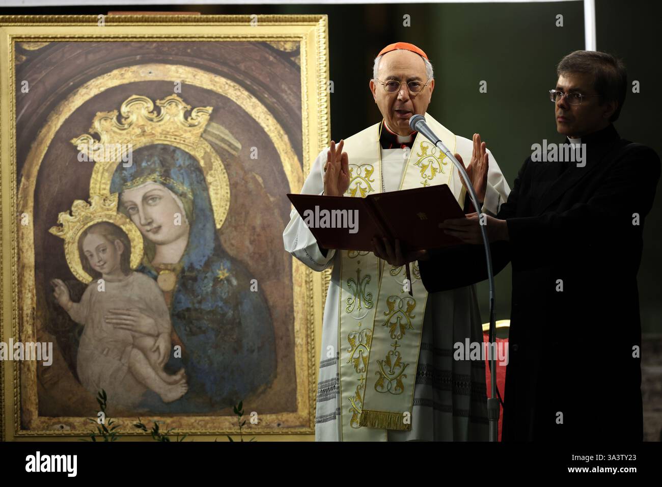 Cité du Vatican, Italie. 17 mars 2025. Cité du Vatican, Italie 17.03.2025, Cardinal Dominique Mamberti, Préfet du Tribunal suprême de la signature apostolique. Dirige la prière du Saint Rosaire pour le pape François sur la place devant la basilique de Pierre crédit : Agence photo indépendante/Alamy Live News Banque D'Images
