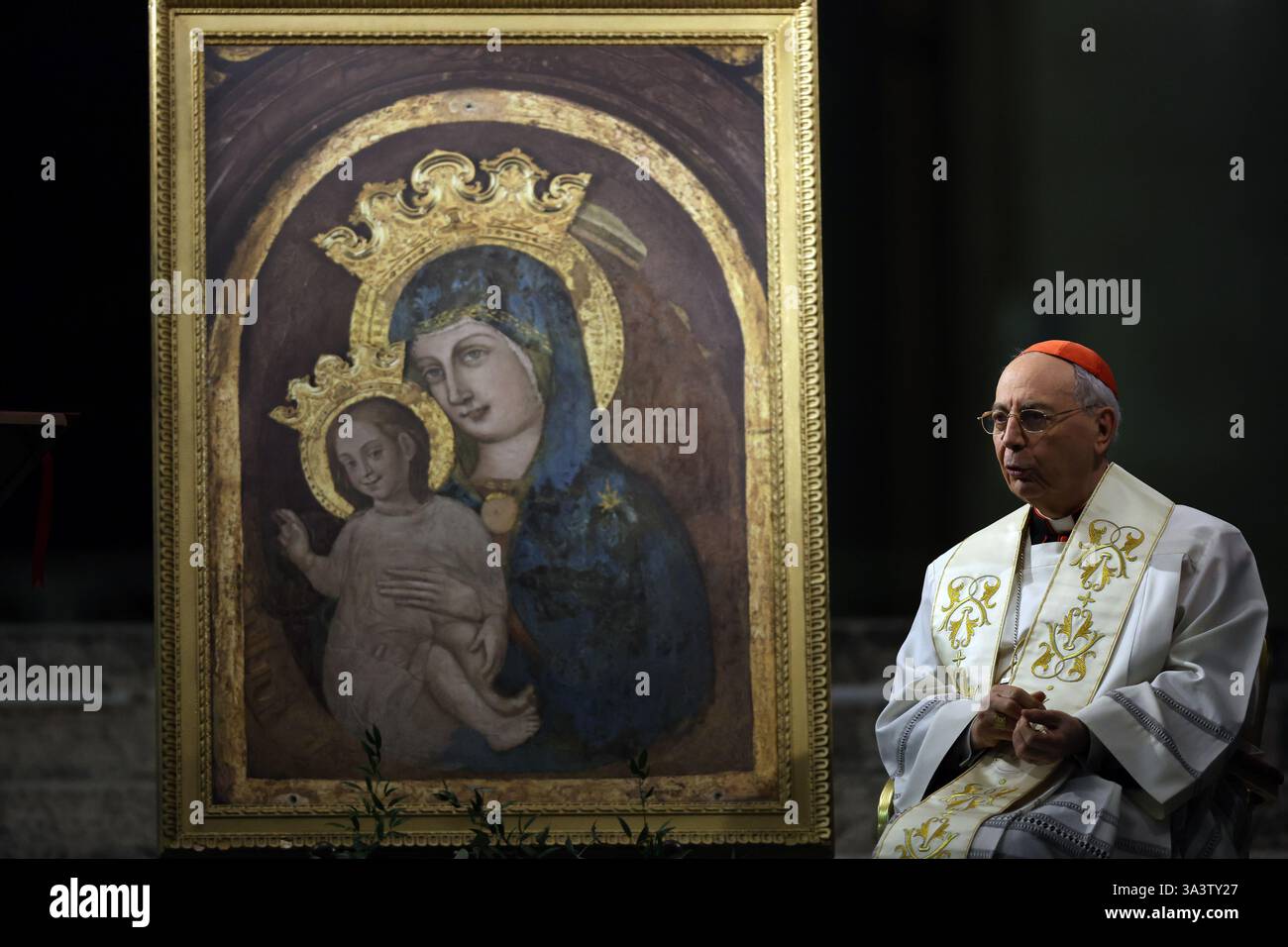 Cité du Vatican, Italie. 17 mars 2025. Cité du Vatican, Italie 17.03.2025, Cardinal Dominique Mamberti, Préfet du Tribunal suprême de la signature apostolique. Dirige la prière du Saint Rosaire pour le pape François sur la place devant la basilique de Pierre crédit : Agence photo indépendante/Alamy Live News Banque D'Images