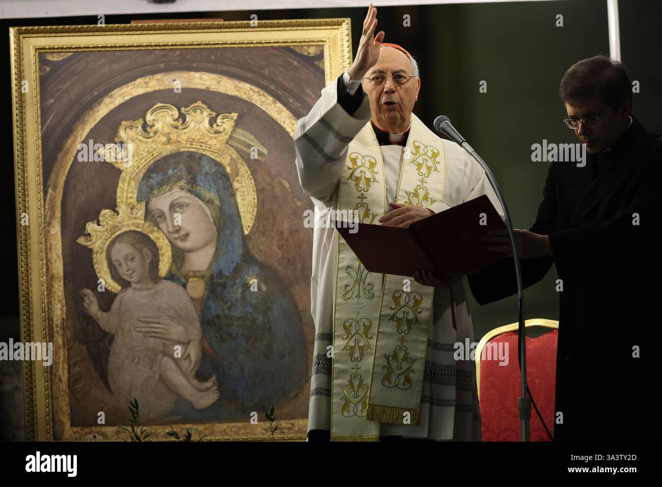 Cité du Vatican, Italie. 17 mars 2025. Cité du Vatican, Italie 17.03.2025, Cardinal Dominique Mamberti, Préfet du Tribunal suprême de la signature apostolique. Dirige la prière du Saint Rosaire pour le pape François sur la place devant la basilique de Pierre crédit : Agence photo indépendante/Alamy Live News Banque D'Images