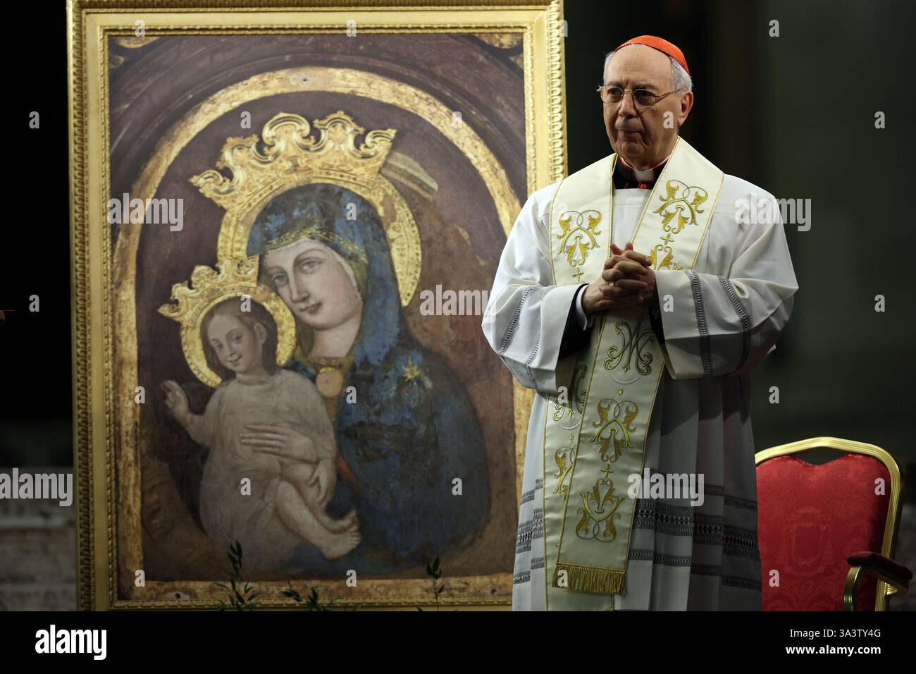 Cité du Vatican, Italie. 17 mars 2025. Cité du Vatican, Italie 17.03.2025, Cardinal Dominique Mamberti, Préfet du Tribunal suprême de la signature apostolique. Dirige la prière du Saint Rosaire pour le pape François sur la place devant la basilique de Pierre crédit : Agence photo indépendante/Alamy Live News Banque D'Images