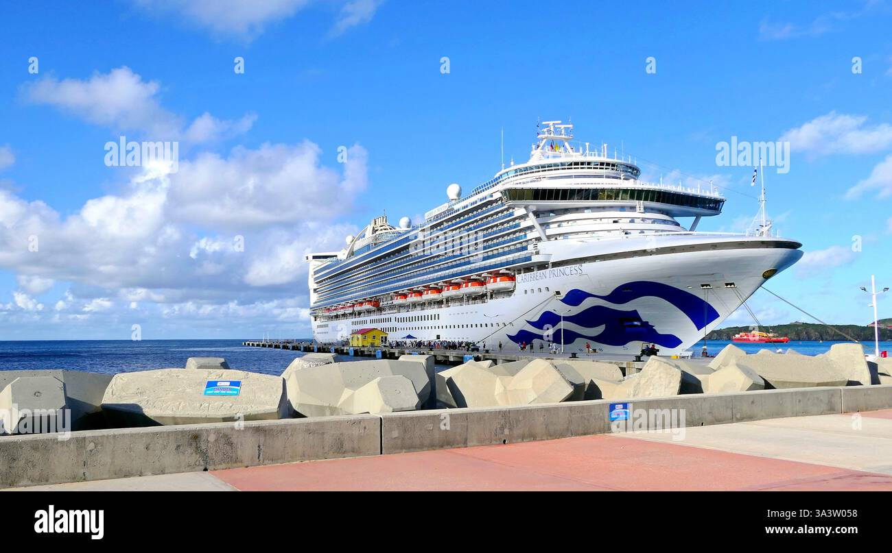 Navire de croisière Caribbean Princess sur l'embarcadère dans le port de Sint Maarten, Caraïbes, pays-Bas Banque D'Images