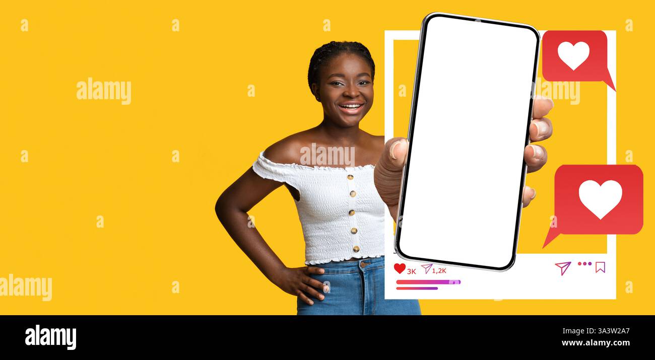 Influenceur engageant présentant un smartphone avec des applications de médias sociaux Banque D'Images