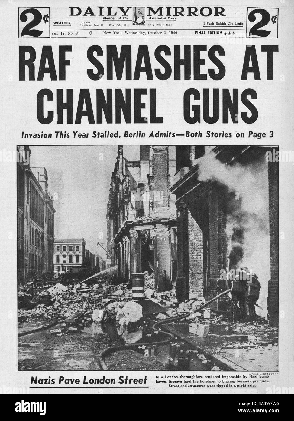 1940 première page Daily Mirror (New York) la RAF bombarde les canons côtiers allemands et bombardements londoniens Banque D'Images