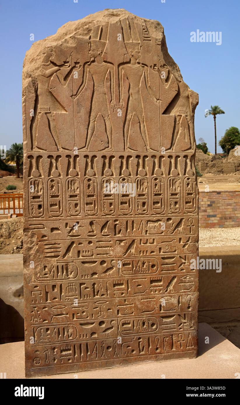 Reliefs et inscriptions dans le temple de Karnak près de Louxor, Egyp Banque D'Images