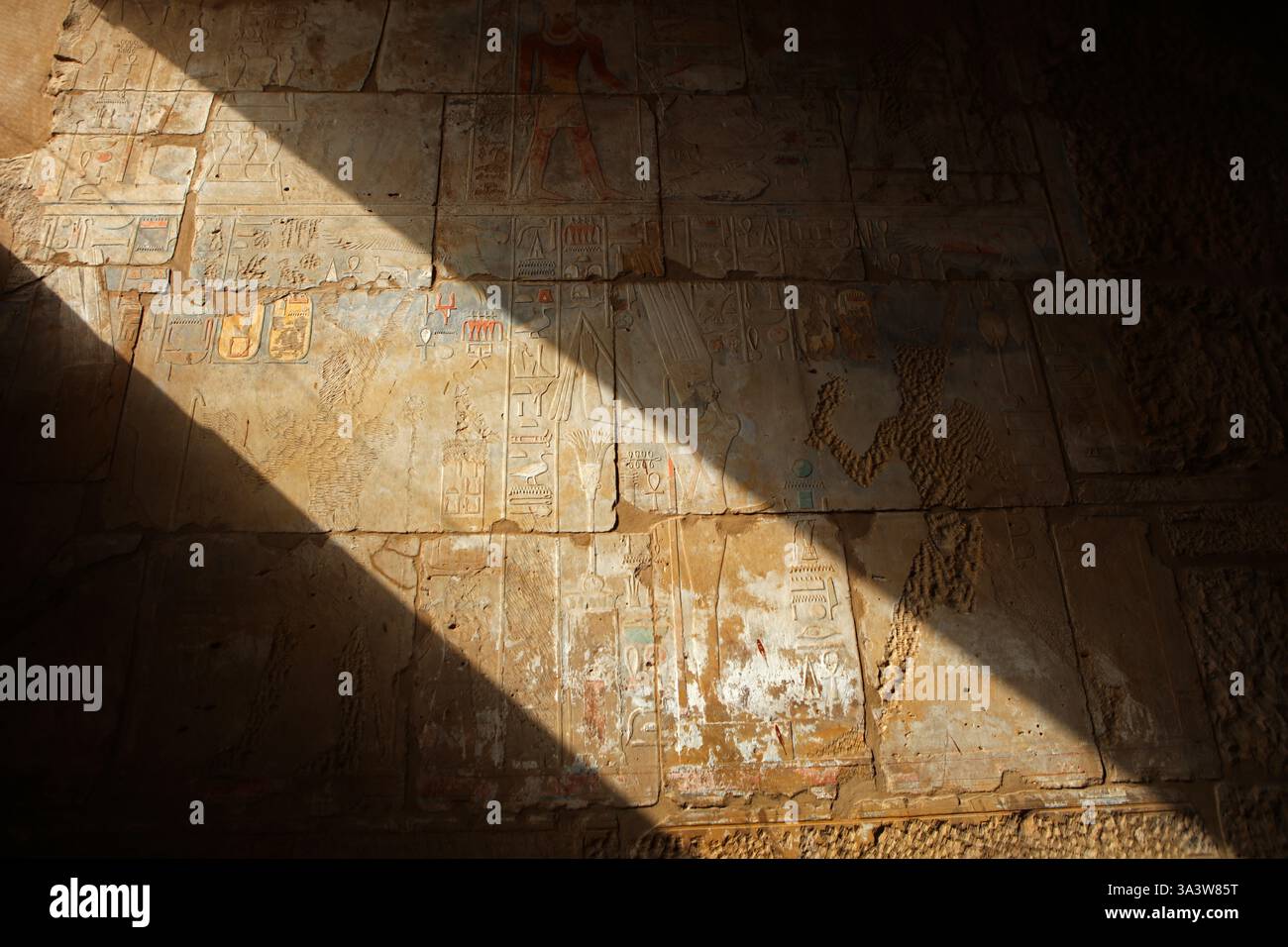 Reliefs et inscriptions dans le temple de Karnak près de Louxor, Egyp Banque D'Images