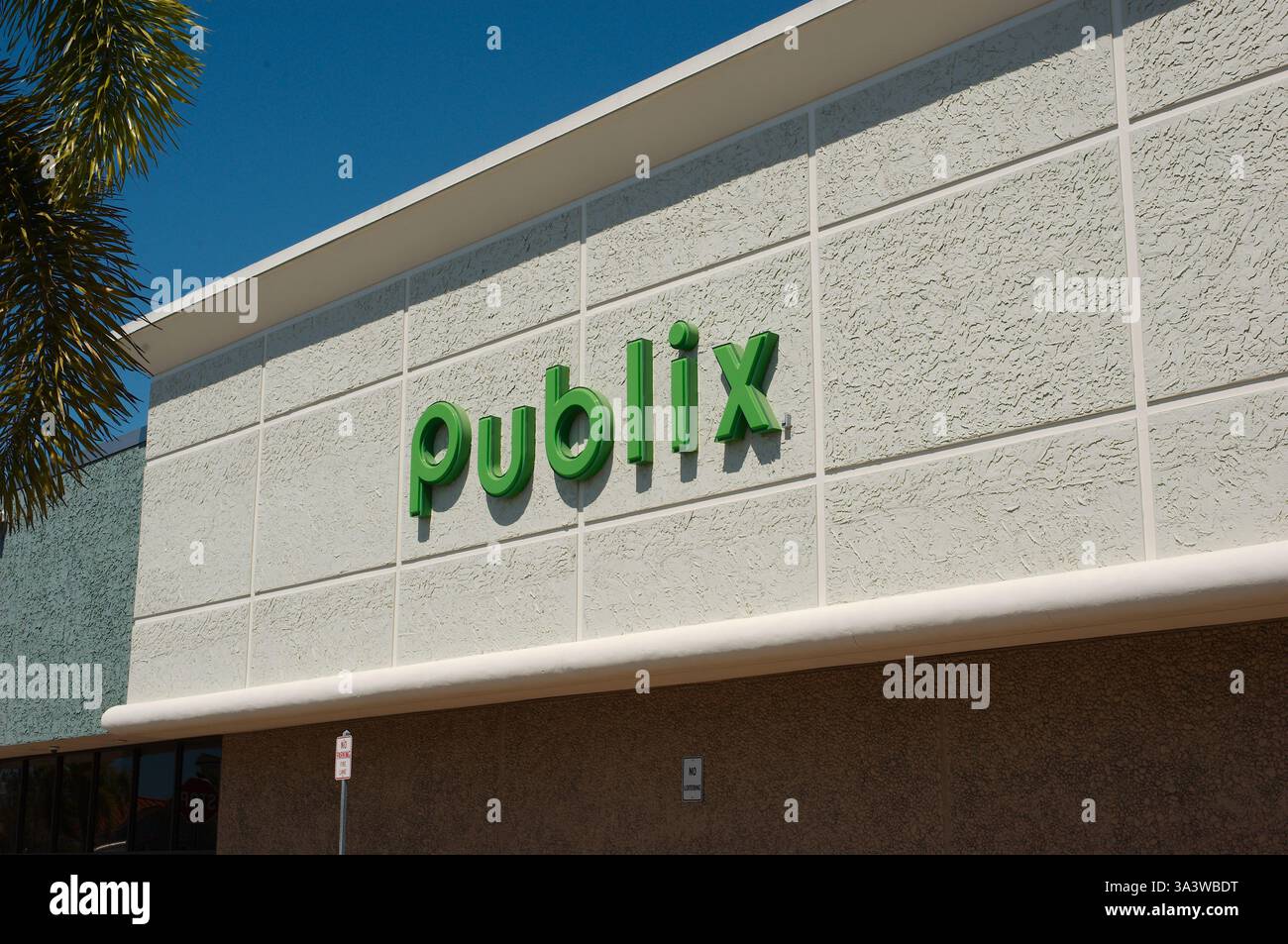 Usage éditorial uniquement le 17 mars 2025. Pinellas Park, FL, États-Unis, enseigne Publix Grovery Store. Fin d'après-midi journée ensoleillée. Banque D'Images