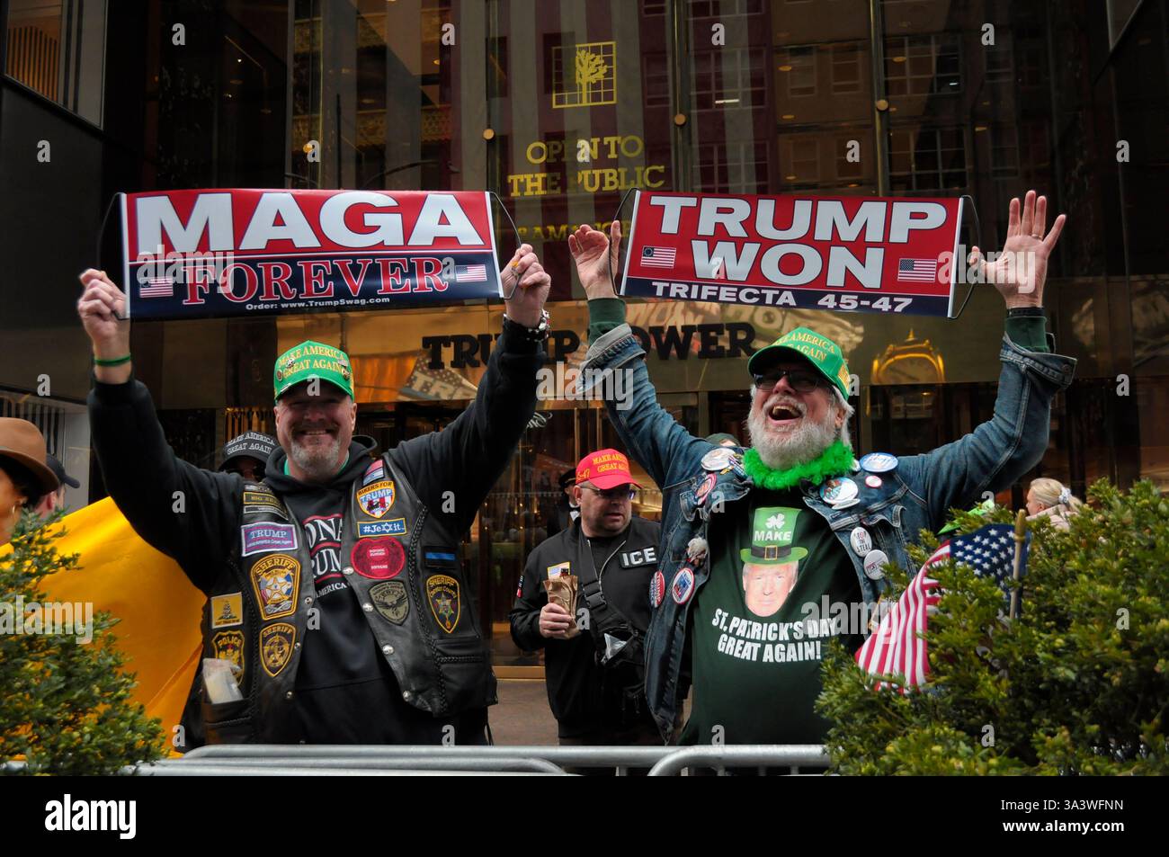 New York, États-Unis. 17 mars 2025. Les partisans de Trump se rassemblent à l'extérieur de la Trump Tower sur la Cinquième Avenue lors de la New York City prévoyant Patrick's Day Parade. Le défilé annuel commémorant la culture irlandaise attire des policiers, des pompiers, des politiciens, des groupes et des fêtards à Midtown Manhattan, New York City. Crédit : SOPA images Limited/Alamy Live News Banque D'Images