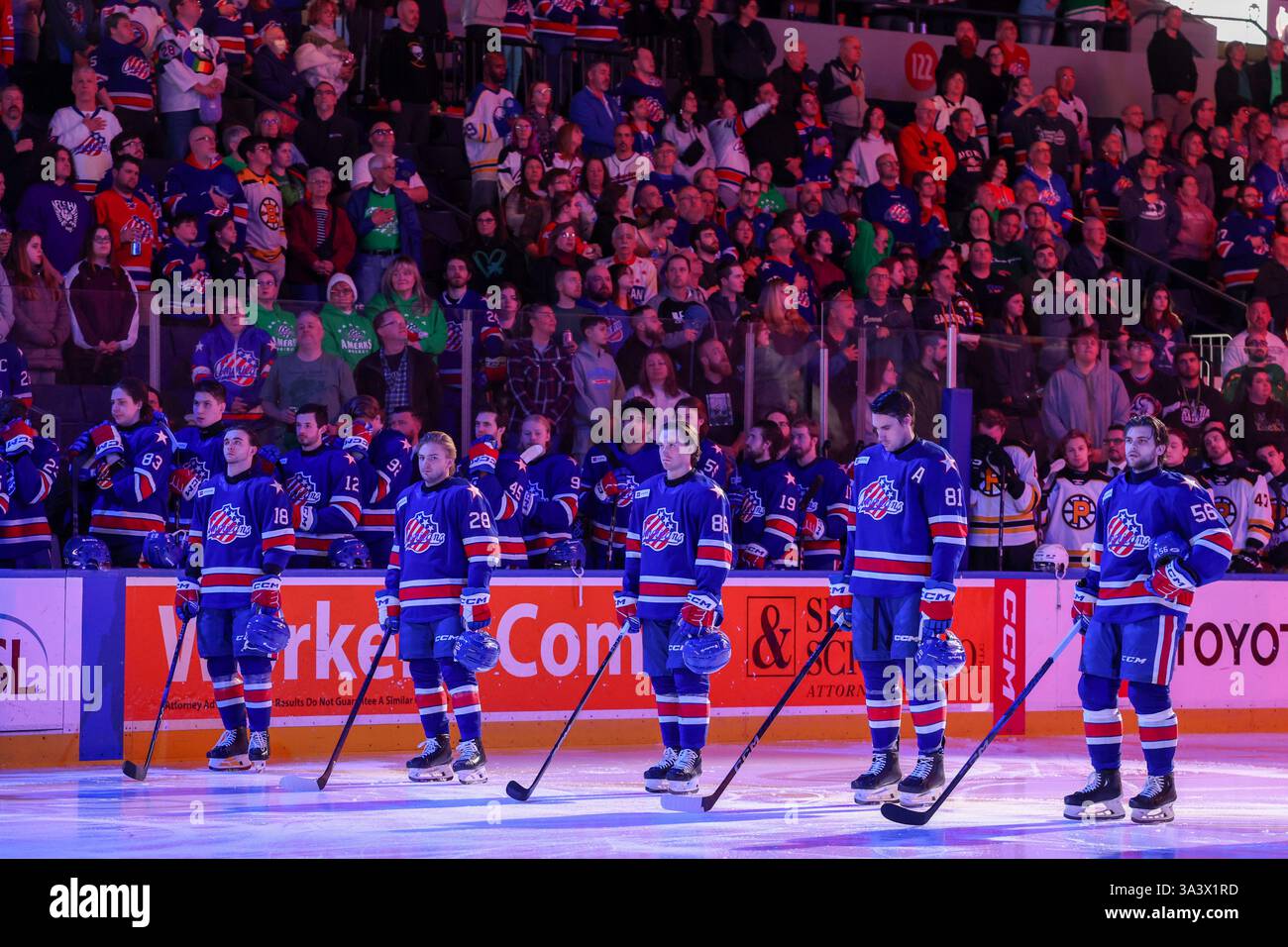 Rochester, New York, États-Unis. 14 mars 2025. Les joueurs américains de Rochester se tiennent pendant l'hymne national avant un match contre les Bruins de Providence. Les Américains de Rochester ont accueilli les Bruins de Providence lors d'un match de la Ligue américaine de hockey au Blue Cross Arena de Rochester, New York. (Jonathan Tenca/CSM). Crédit : csm/Alamy Live News Banque D'Images