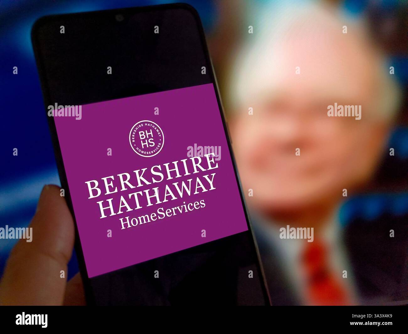 SUQIAN, CHINE - 18 MARS 2025 - une photo d'illustration montre le LOGO Berkshire Hathaway affiché sur un smartphone à Suqian, dans la province du Jiangsu, en Chine Banque D'Images