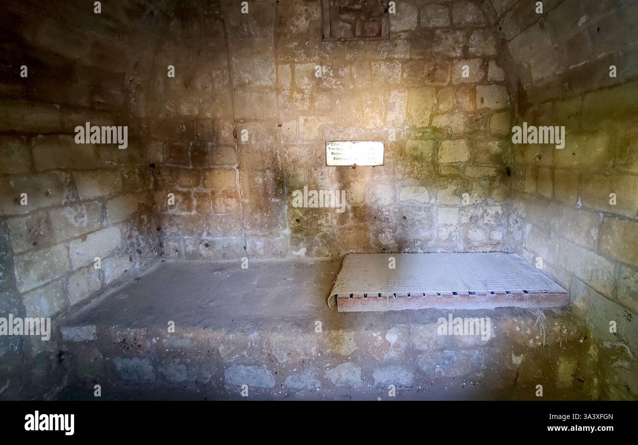 Namık Kemal Dungeon : intérieur de la cellule de prison historique. Les détails architecturaux de la cellule du donjon de Namık Kemal, mettant en valeur les murs en pierre brute. Banque D'Images