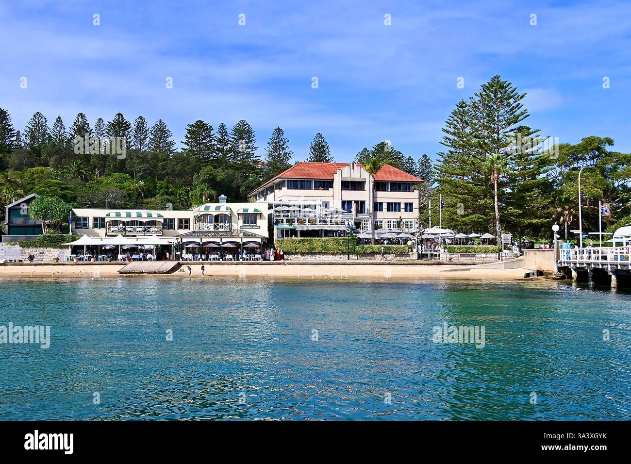 Vue depuis l'eau sur Watson Bay, Sydney avec son bel hôtel boutique situé et le bon restaurant à l'intérieur et à l'extérieur Banque D'Images