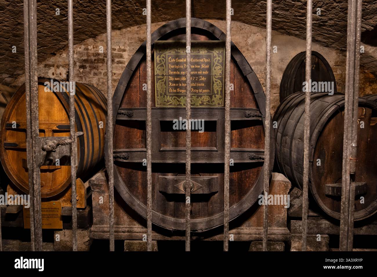 Vin millésime légendaire de 1472, le plus ancien au monde vieilli dans un tonneau dans la cave historique de Strasbourg Hospice de 1395 dans la ville de Strasbo Banque D'Images