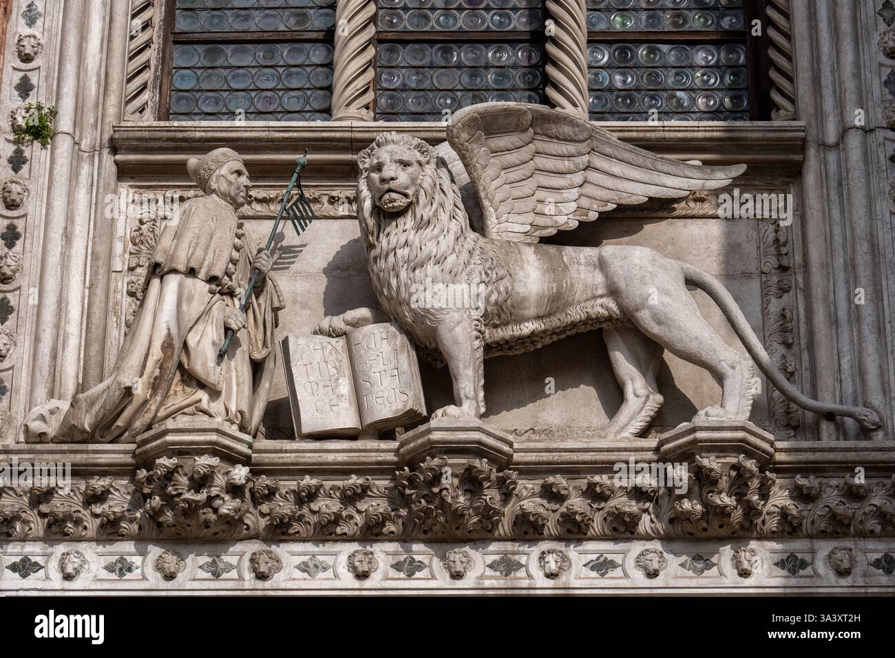 Venise, Italie - Lion ailé de Saint Marc et sculpture du doge Francesco Foscari à Porta della Carta de 1442, porte cérémonielle du Palais des Doges (Pal Banque D'Images