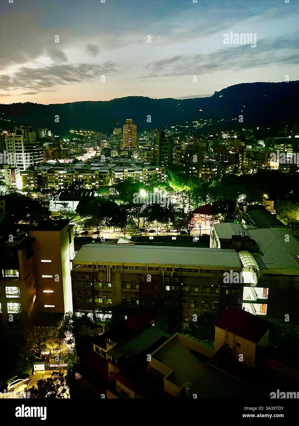 Taipei, Taïwan, scènes urbaines, Centre-ville, paysage urbain, nuit, quartier de Beitou, Changan, - Image de stock capturée avec un smartphone
