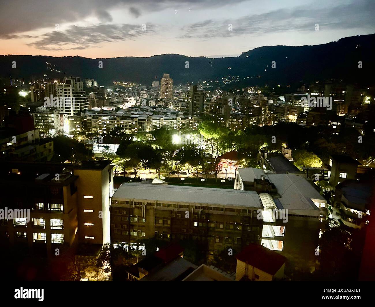 Taipei, Taïwan, scènes urbaines, Centre-ville, paysage urbain, nuit, (district de Beitou, Changan), - Image de stock capturée avec un smartphone