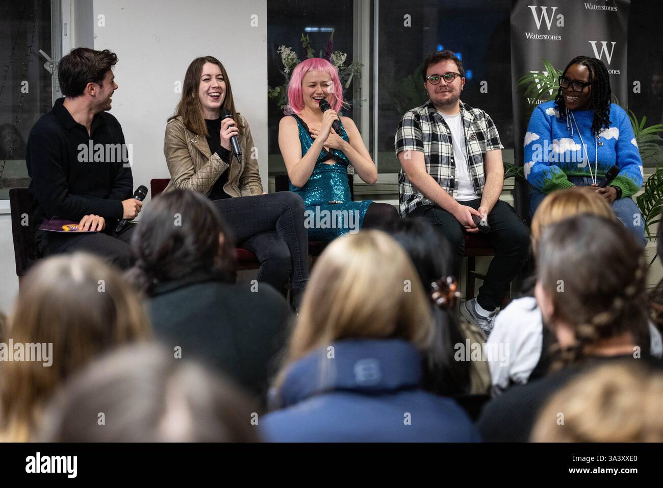 Les stars littéraires Young Adult (ya) Jack Edwards, Samantha Shannon, Katherine Webber, Bill Wood et Faridah Abike-Iyimide discutent de l'impact culturel du phénomène Hunger Games lors d'un événement de lancement du nouveau roman Hunger Games, Sunrise on the Reaping de Suzanne Collins, publié par Scholastic, au Waterstones Piccadilly à Londres. Date d'émission : mardi 18 mars 2025. Banque D'Images