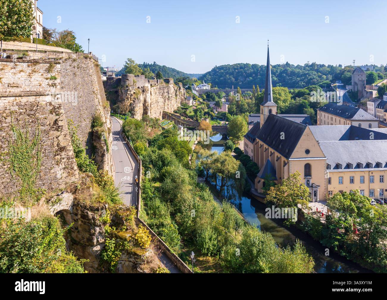 Vue sur la vallée de l'Alzette en contrebas de la vieille ville de Luxembourg avec l'abbaye de Neimënster, le rocher du Bock et la Tour Jacob au loin Banque D'Images