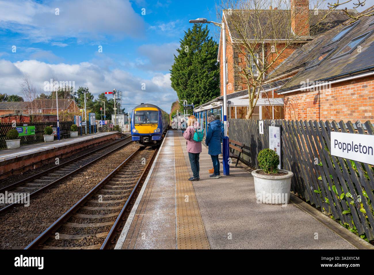Train de classe 170 MDU arrivant à la gare de Popperton, Yorkshire, Angleterre. Banque D'Images