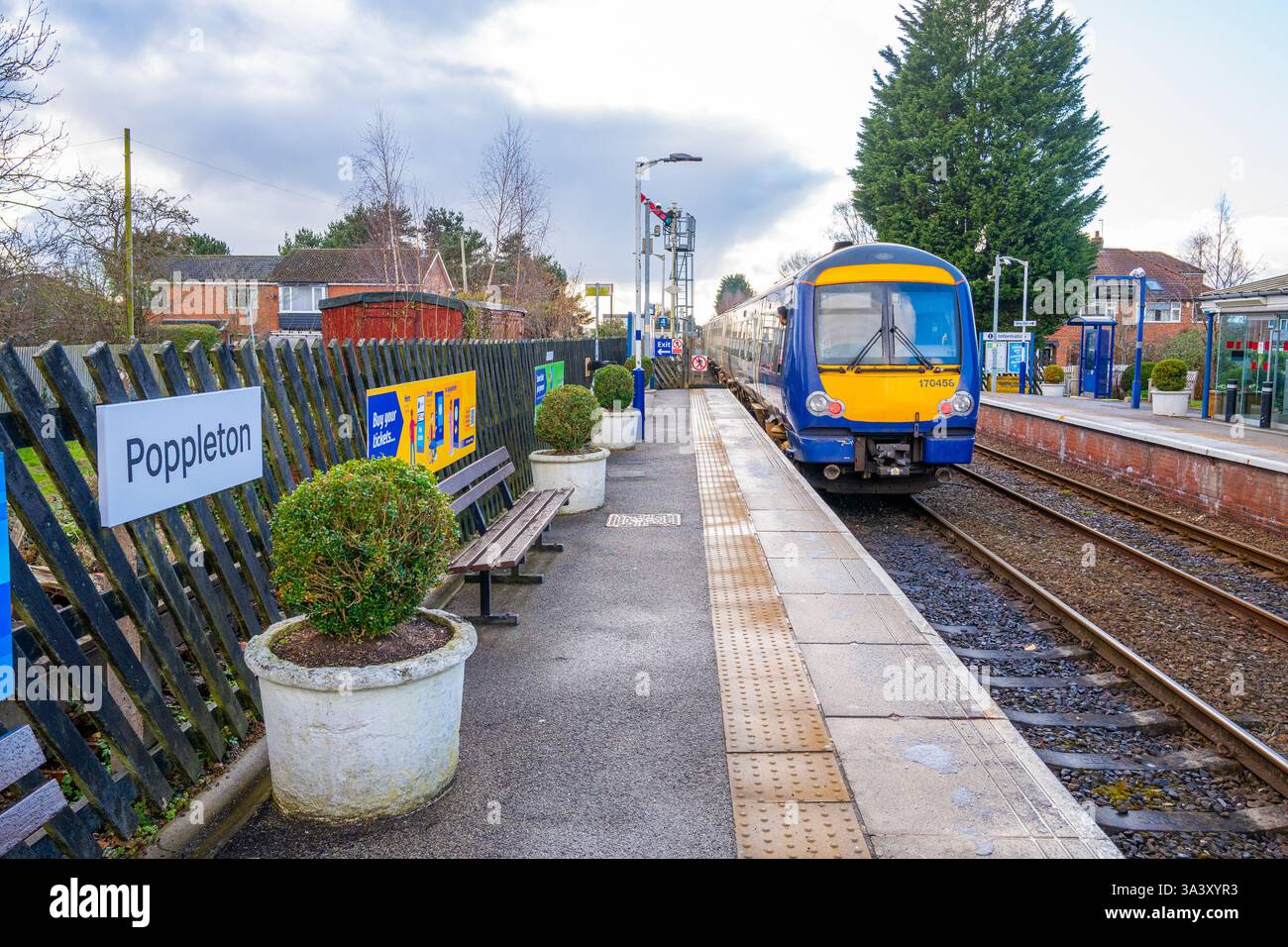Train classe 170 MDU au départ de la gare de Popperton, Yorkshire, Angleterre. Banque D'Images