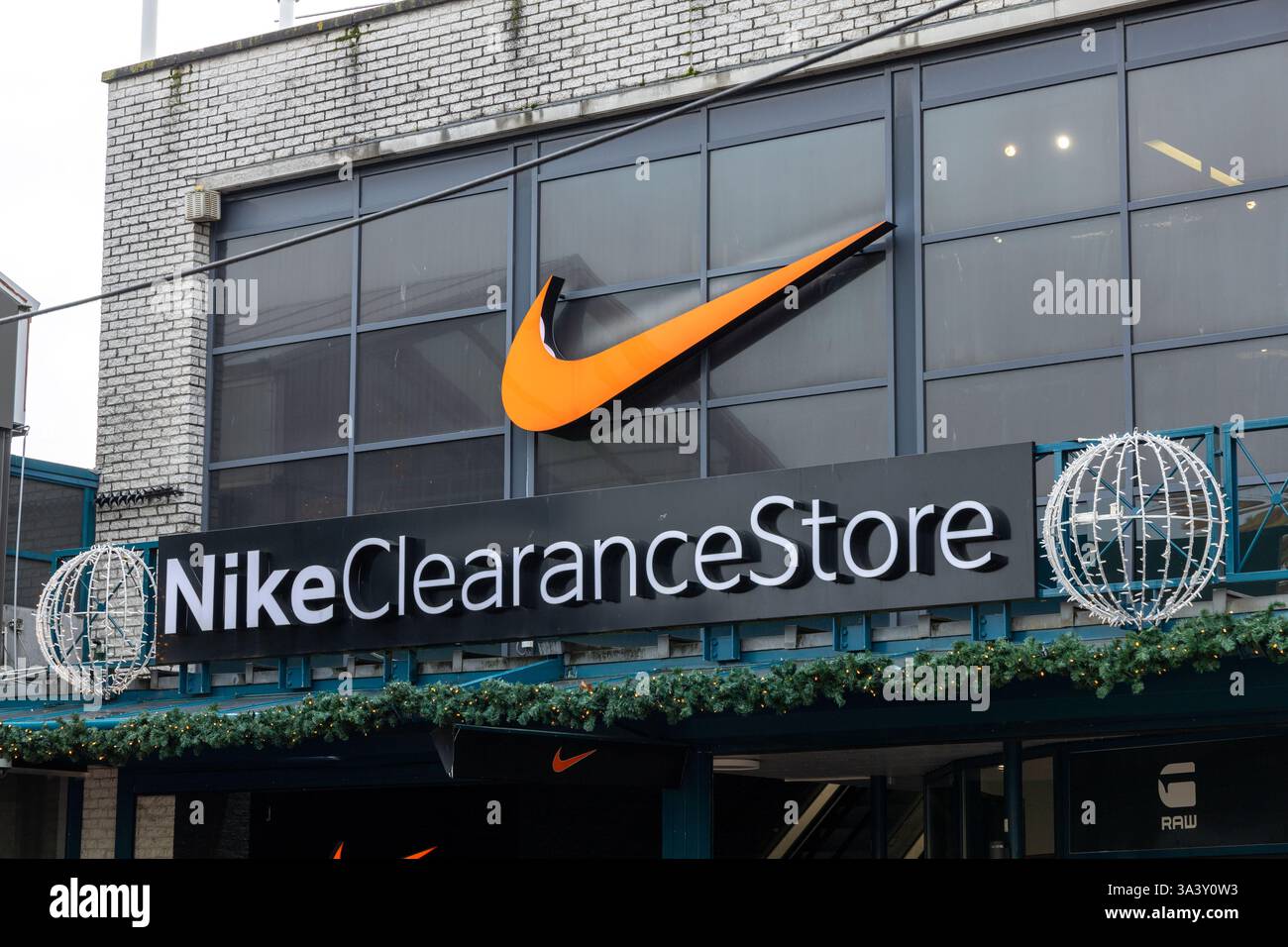 Logo Nike Clearance Store. Chaîne de vente au détail avec chaussures, vêtements et accessoires de marque Nike pour enfants et adultes. Banque D'Images