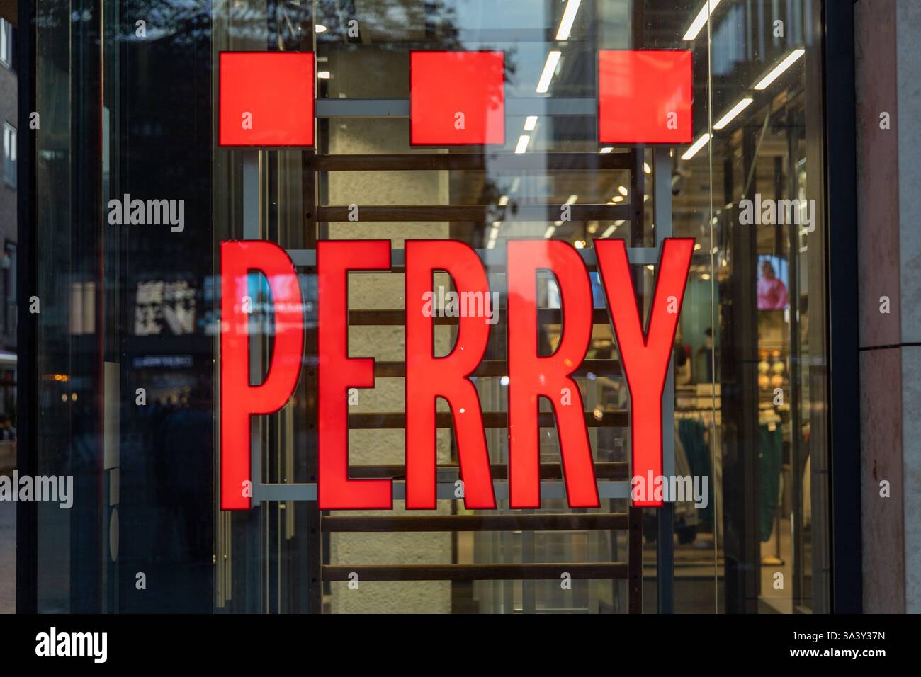 Perry Sport logo signe, Perrysport est le magasin de sport où vous pouvez acheter tous vos vêtements de sport. Aussi vêtements de plein air et obtenir votre tenue dans la boutique. Banque D'Images